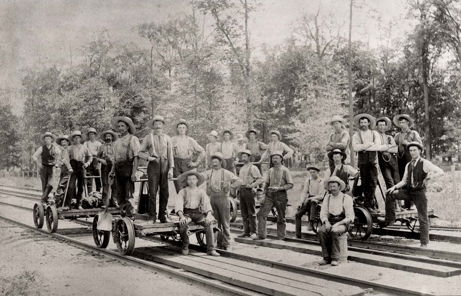 File:Trabajadores Ferrocarril Midland.jpg - Wikimedia Commons